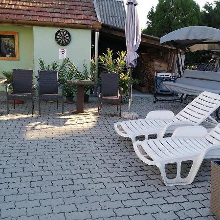 Attila Vendeghaz Tapioszentmarton Hotel Bagian luar foto