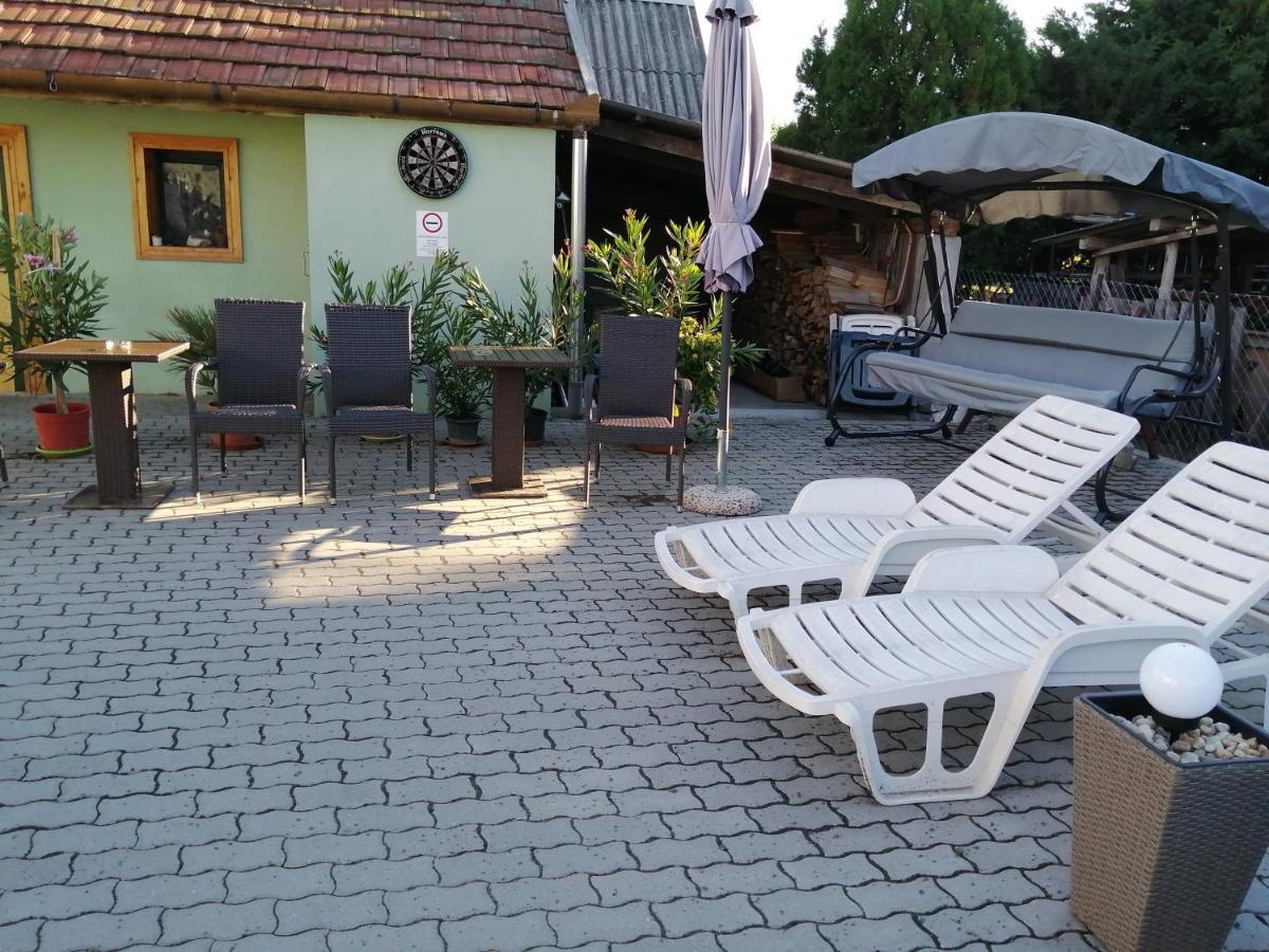 Attila Vendeghaz Tapioszentmarton Hotel Bagian luar foto