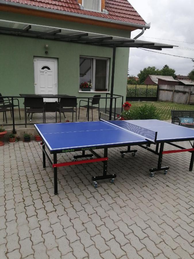 Attila Vendeghaz Tapioszentmarton Hotel Bagian luar foto