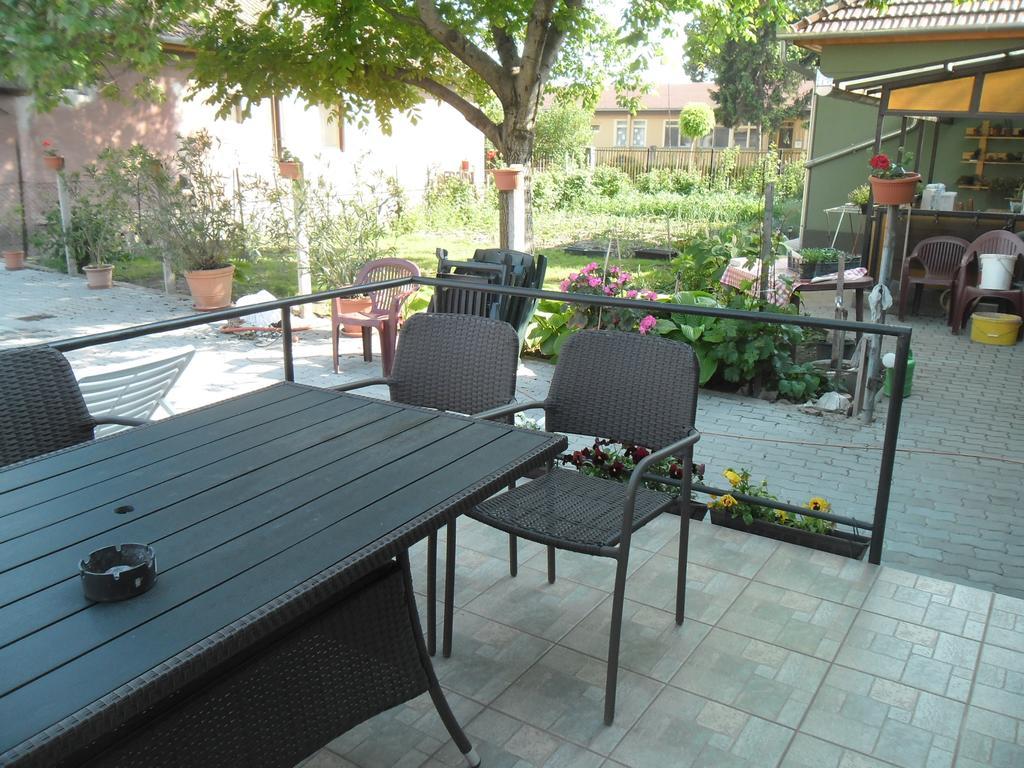 Attila Vendeghaz Tapioszentmarton Hotel Bagian luar foto