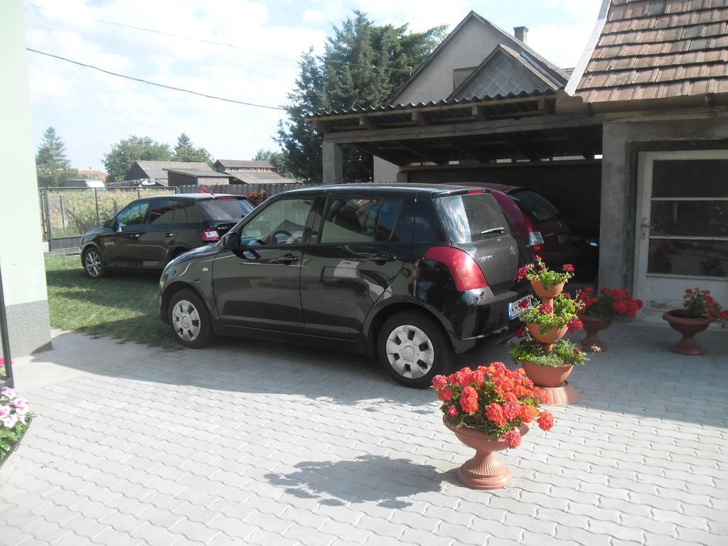 Attila Vendeghaz Tapioszentmarton Hotel Bagian luar foto