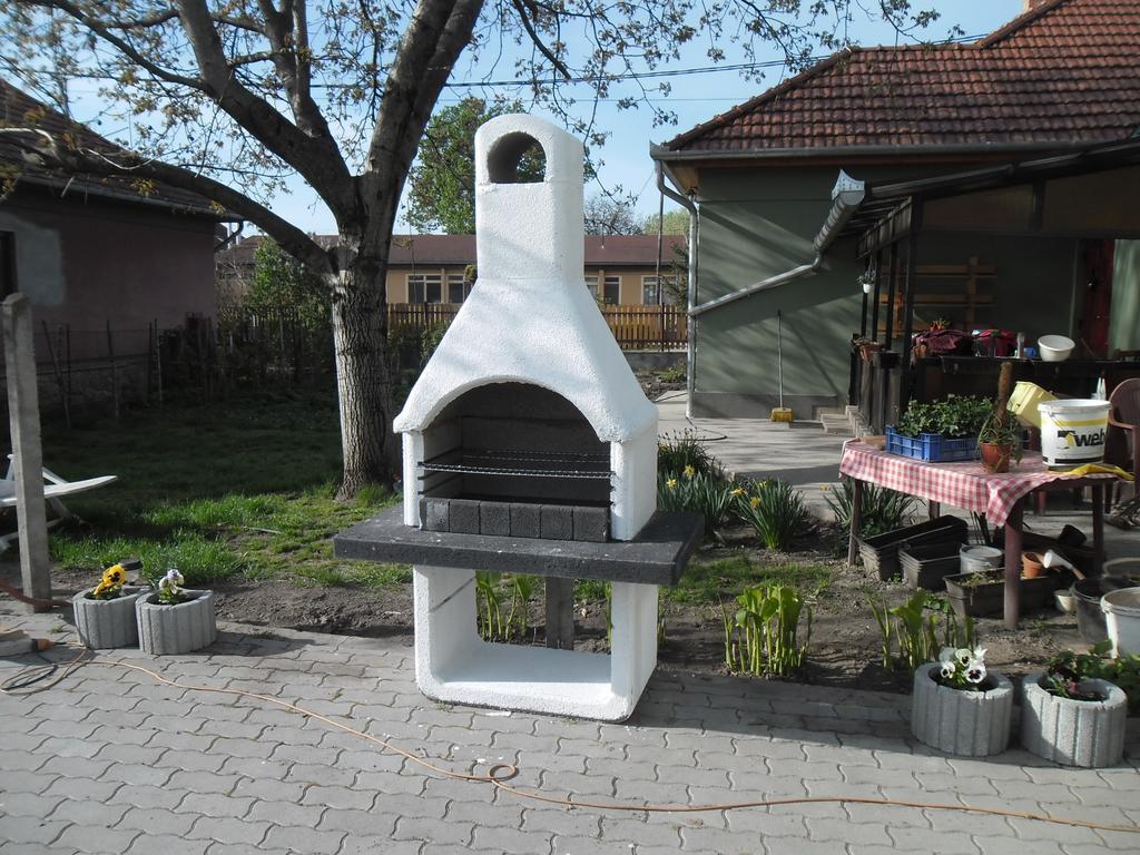 Attila Vendeghaz Tapioszentmarton Hotel Bagian luar foto