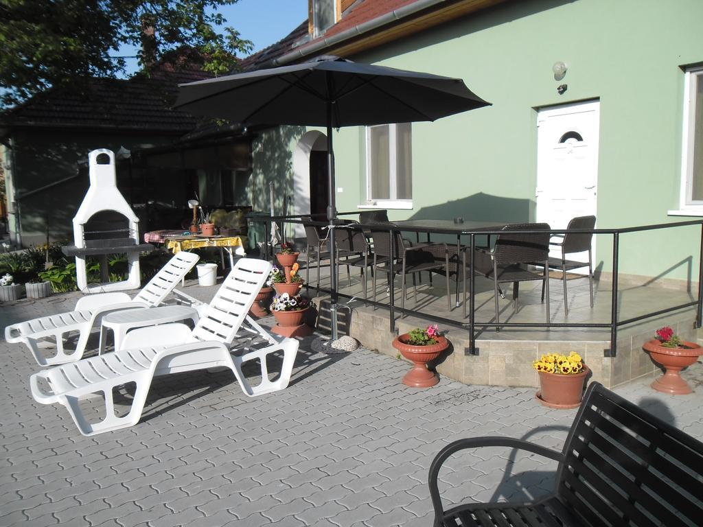 Attila Vendeghaz Tapioszentmarton Hotel Bagian luar foto
