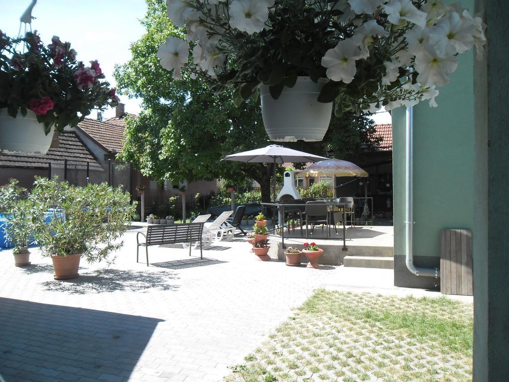 Attila Vendeghaz Tapioszentmarton Hotel Bagian luar foto