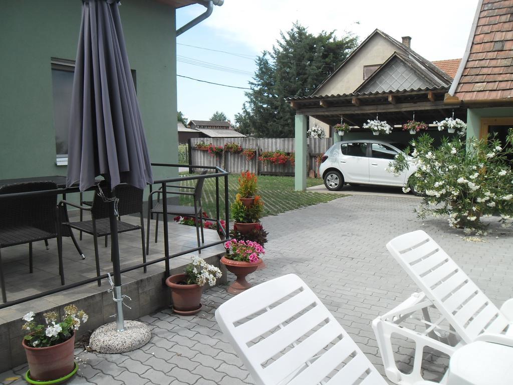 Attila Vendeghaz Tapioszentmarton Hotel Bagian luar foto