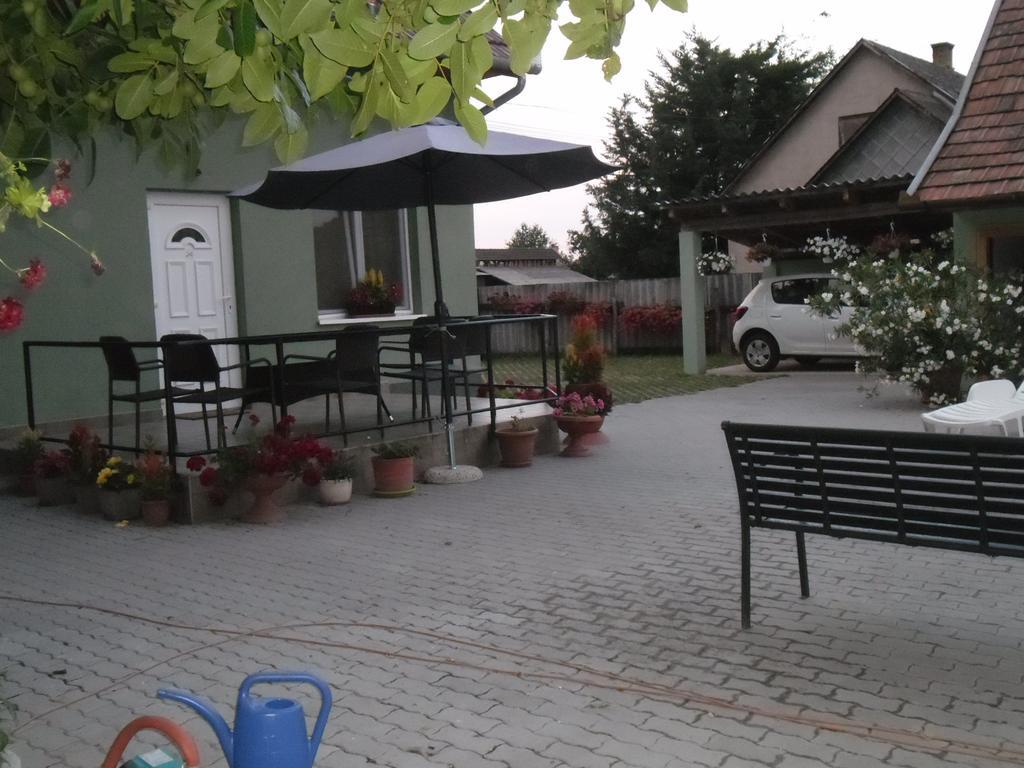 Attila Vendeghaz Tapioszentmarton Hotel Bagian luar foto