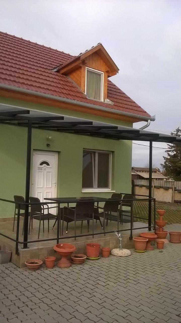 Attila Vendeghaz Tapioszentmarton Hotel Bagian luar foto