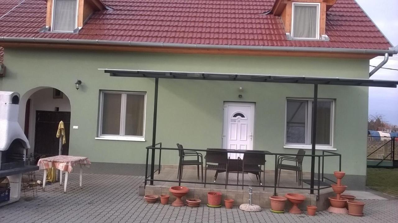 Attila Vendeghaz Tapioszentmarton Hotel Bagian luar foto